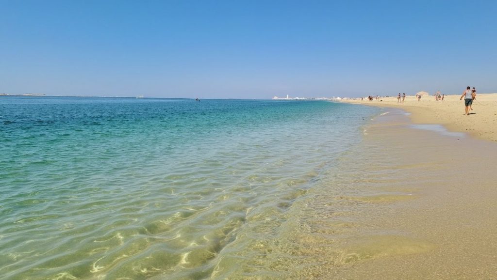 Amplio horizonte marino en Playa de El Portil, Punta Umbría