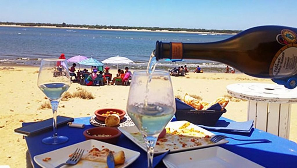 Orilla tranquila de Playa de El Rompido (frente al pueblo), playa de Cartaya
