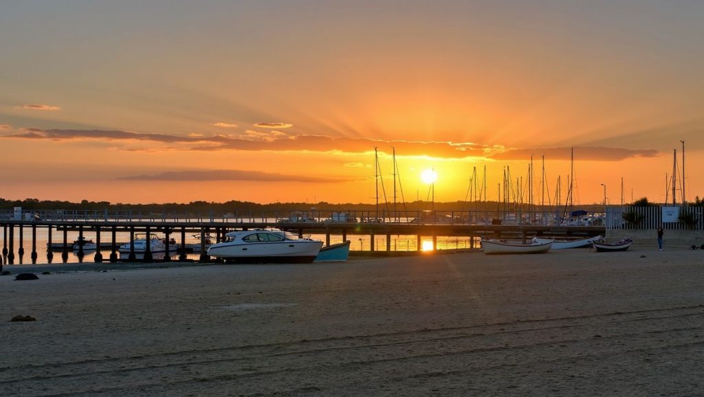Vista amplia de Playa de El Rompido (frente al pueblo) en Cartaya, Huelva