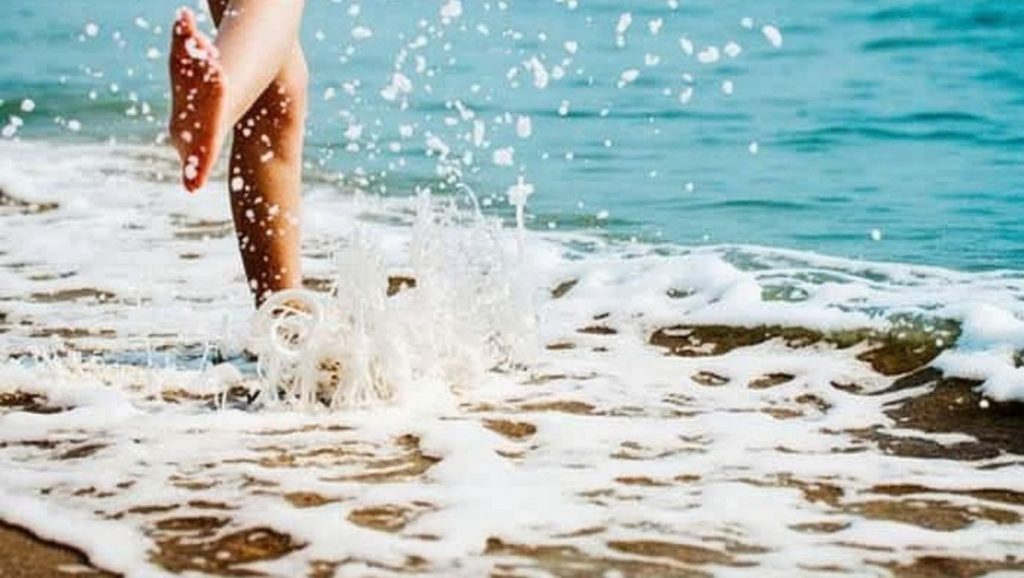 Arena y orilla en Playa de Ferrara, Torrox, Málaga