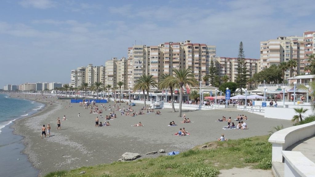 Amplio horizonte marino en Playa de Ferrara, Torrox