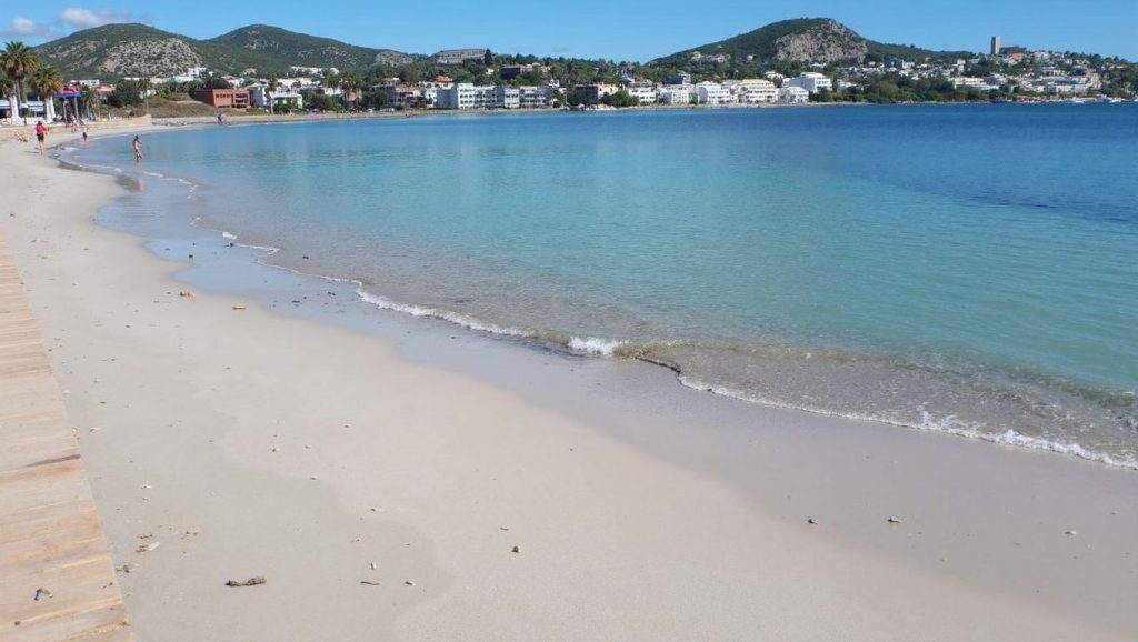 Orilla de Playa de Figueretes con olas suaves en Eivissa