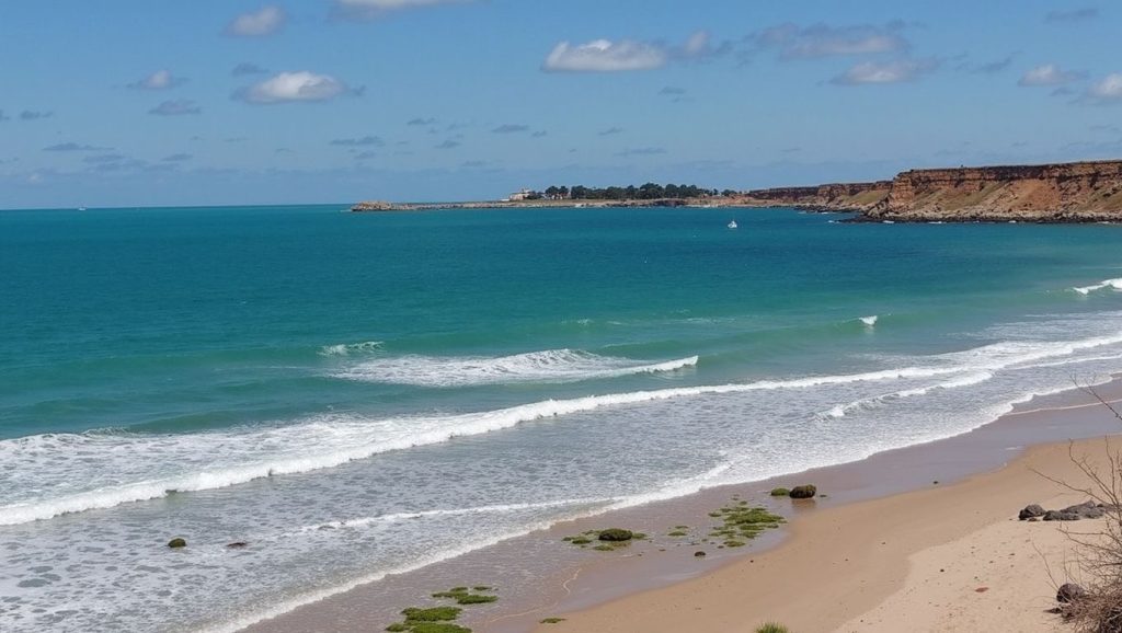 Detalle de arena y agua en Playa de Fuente del Gallo, Conil de la Frontera