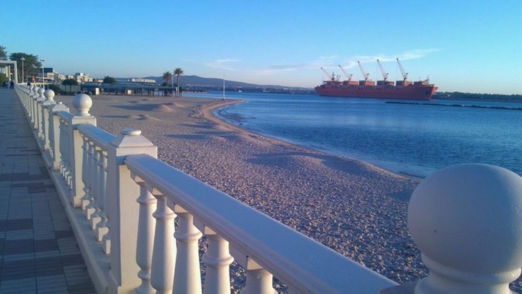 Arena y mar en Playa de Garrucha, Garrucha, Almería