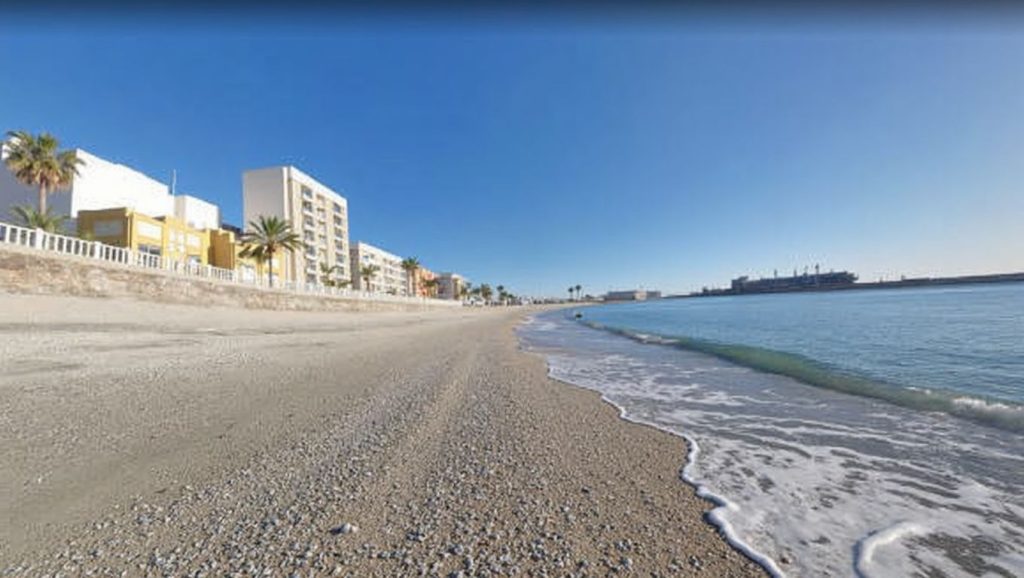 Primer plano de la orilla de Playa de Garrucha, Garrucha