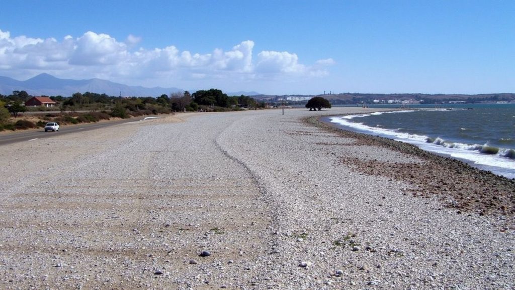 Orilla de Playa de Guardias Viejas con olas suaves en El Ejido