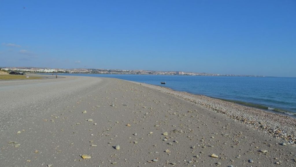 Detalle de arena y agua en Playa de Guardias Viejas, El Ejido