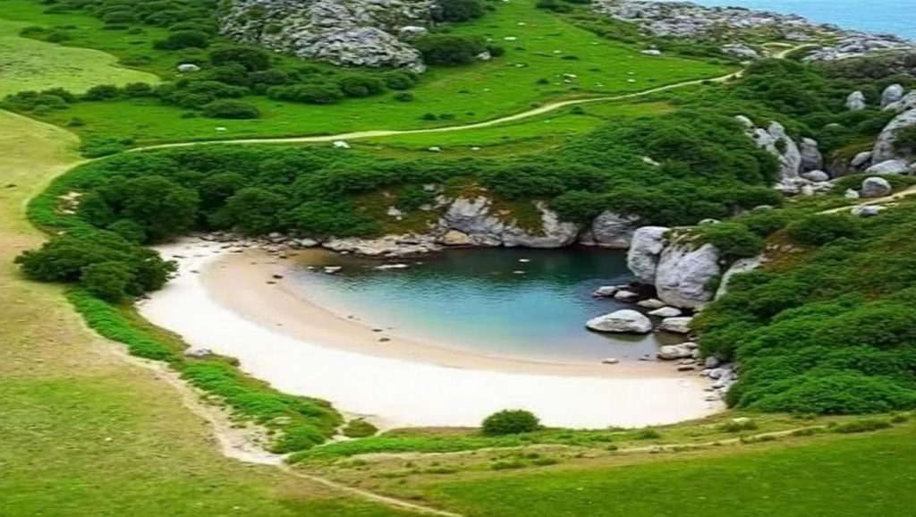 Foto de Playa de Gulpiyuri