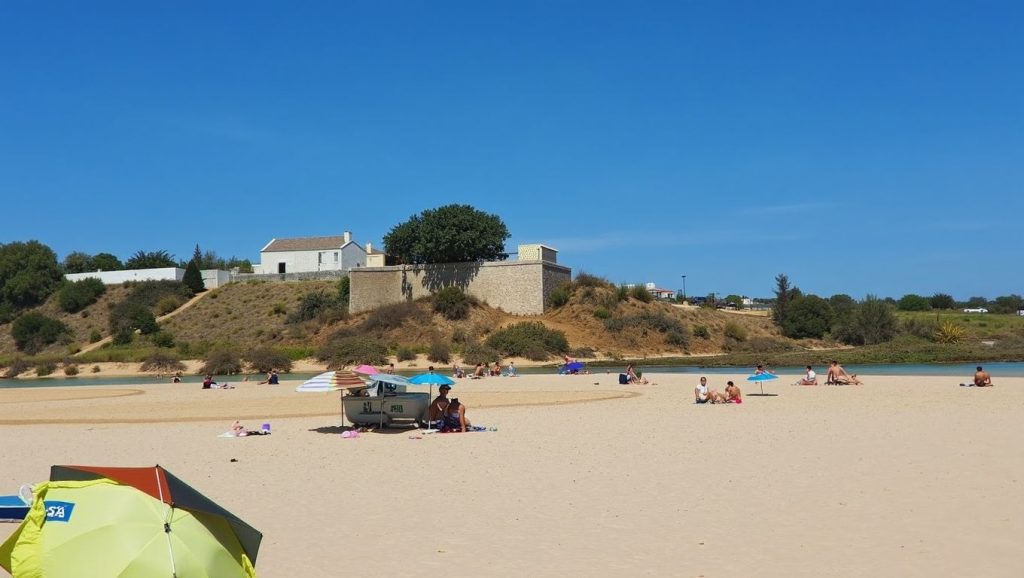 Orilla de Playa de Isla Canela con olas suaves en Ayamonte