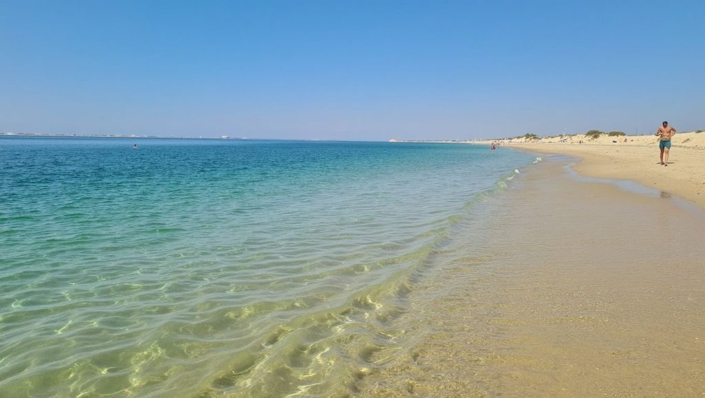 Vista amplia de Playa de Isla Canela en Ayamonte, Huelva