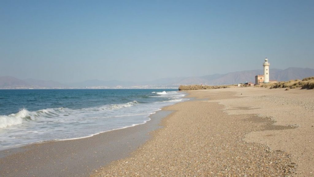 Arena y orilla en Playa de La Almadrabilla, Almería, Almería