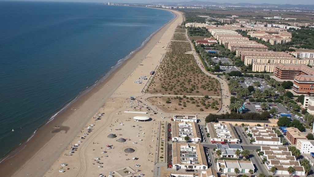 Orilla de Playa de La Antilla con olas suaves en Lepe