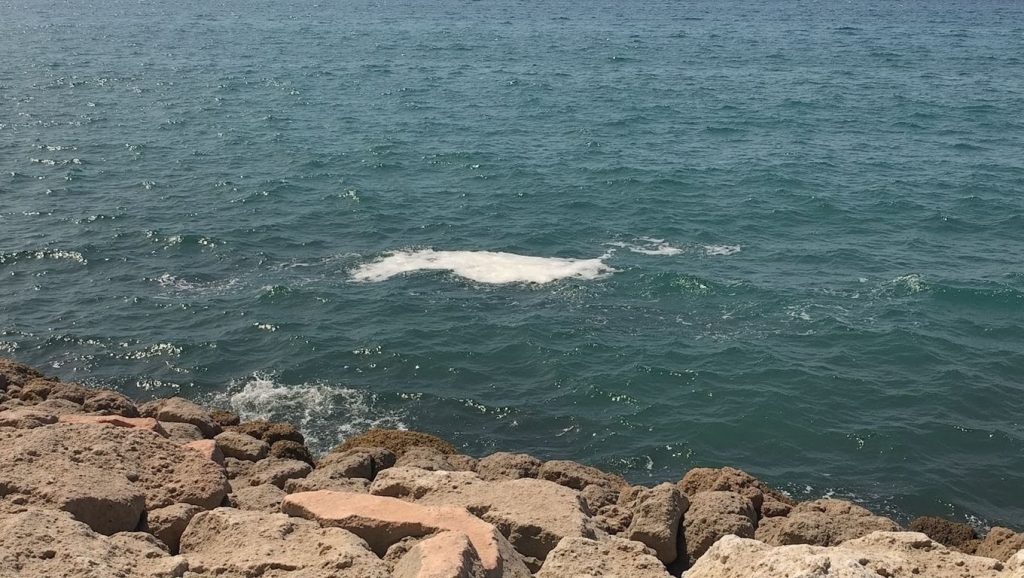 Orilla tranquila de Playa de la Araña, playa de Málaga