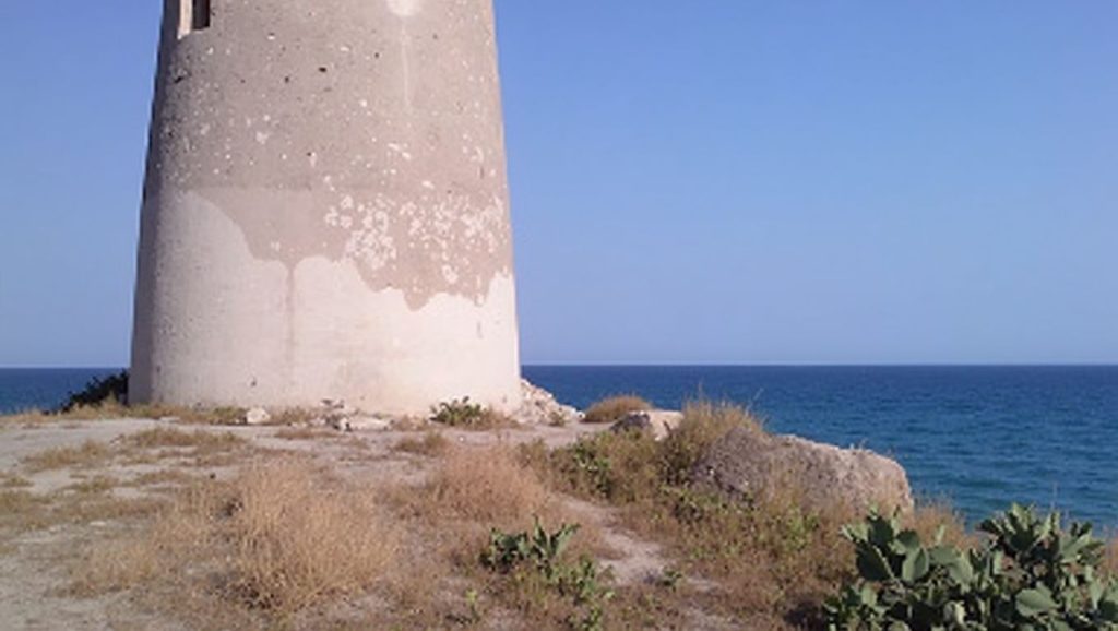 Primer plano de la orilla de Playa de la Araña, Málaga