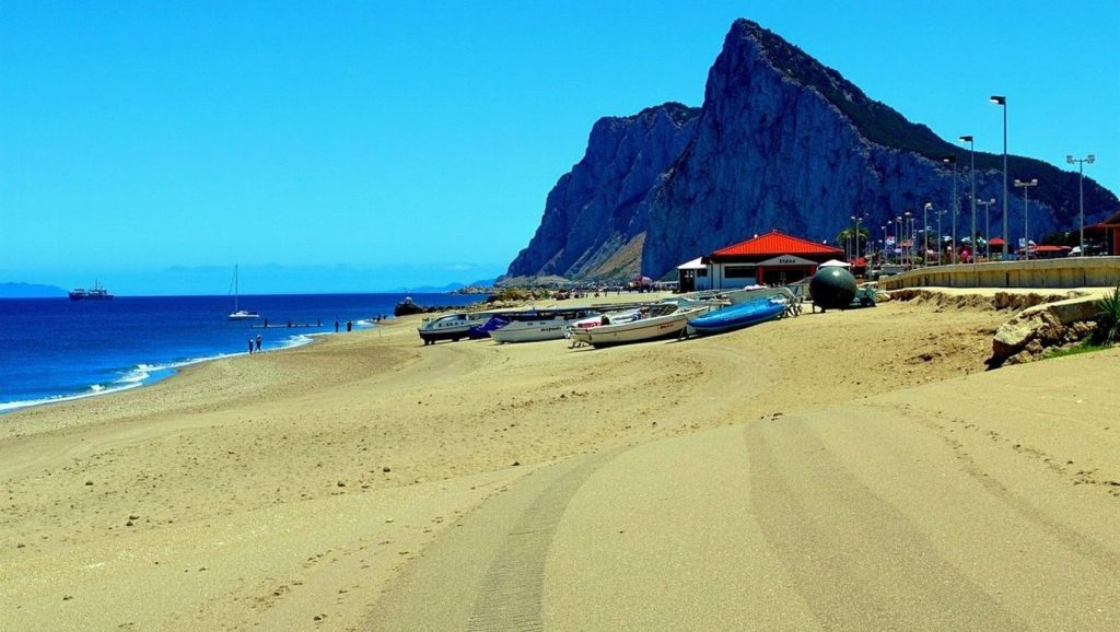 Detalle de arena y agua en Playa de La Atunara, La Línea de la Concepción