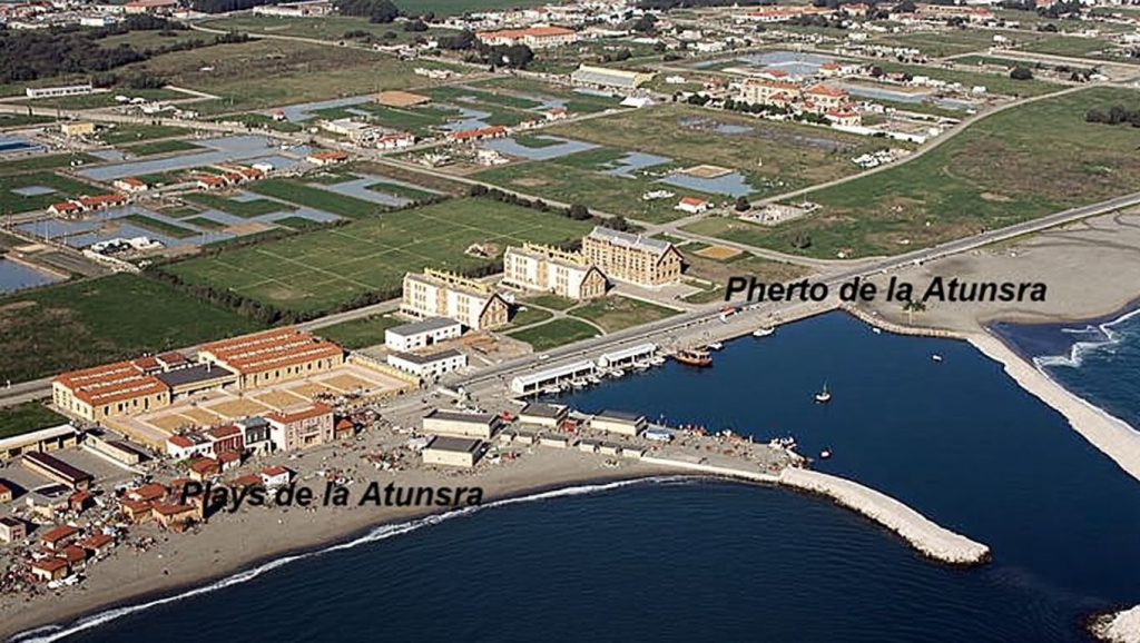 Vista amplia de Playa de La Atunara en La Línea de la Concepción, Cádiz