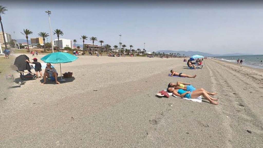 Vista amplia de Playa de La Bajadilla en Marbella, Málaga