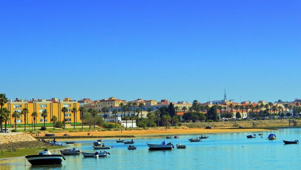 Orilla tranquila de Playa de La Cachucha, playa de Puerto Real