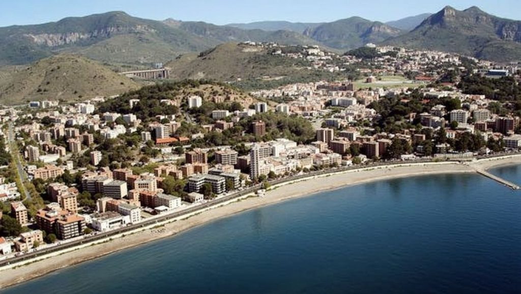 Amplio horizonte marino en Playa de la Caleta, Málaga