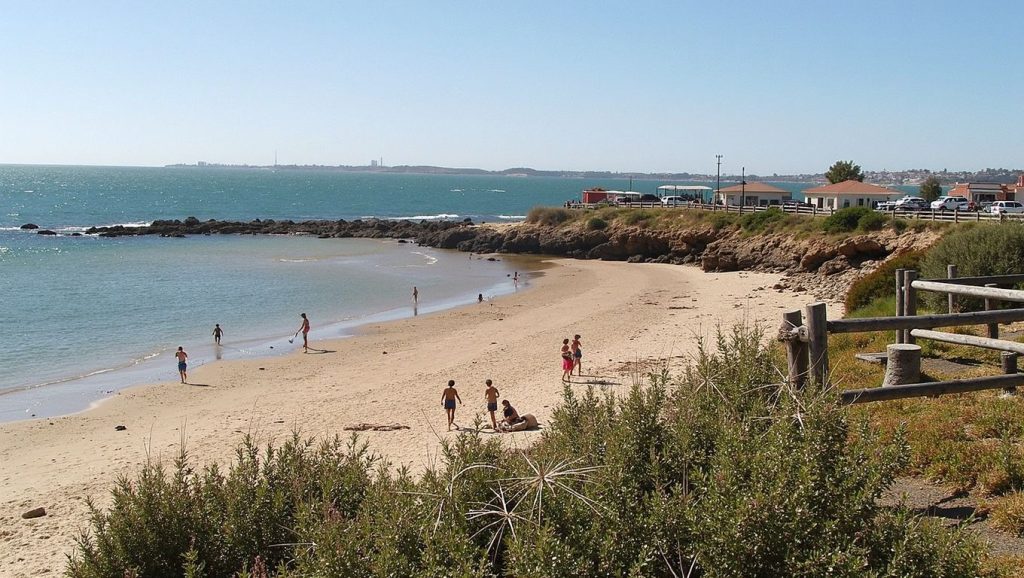 Oleaje en la orilla de Playa de La Calita, costa de El Puerto de Santa María