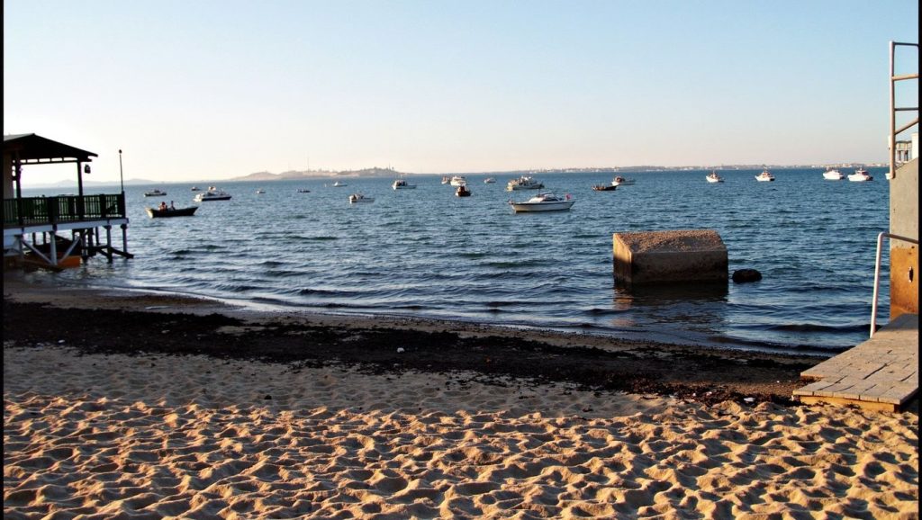 Detalle de arena y agua en Playa de la Casería, San Fernando