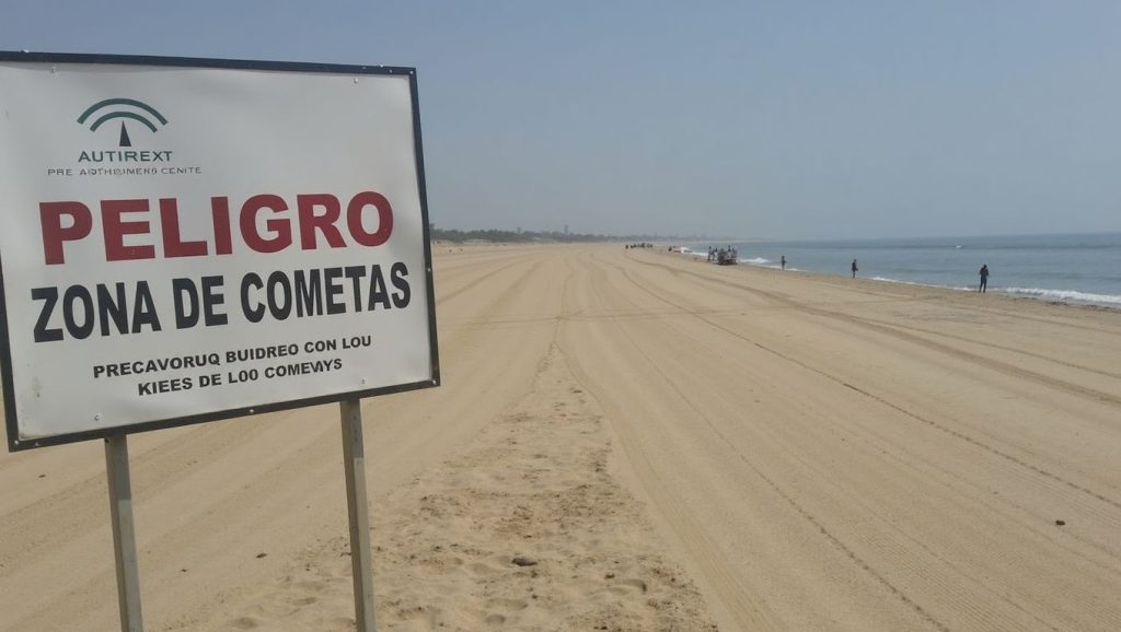 Arena y mar en Playa de la Casita Azul, Isla Cristina, Huelva