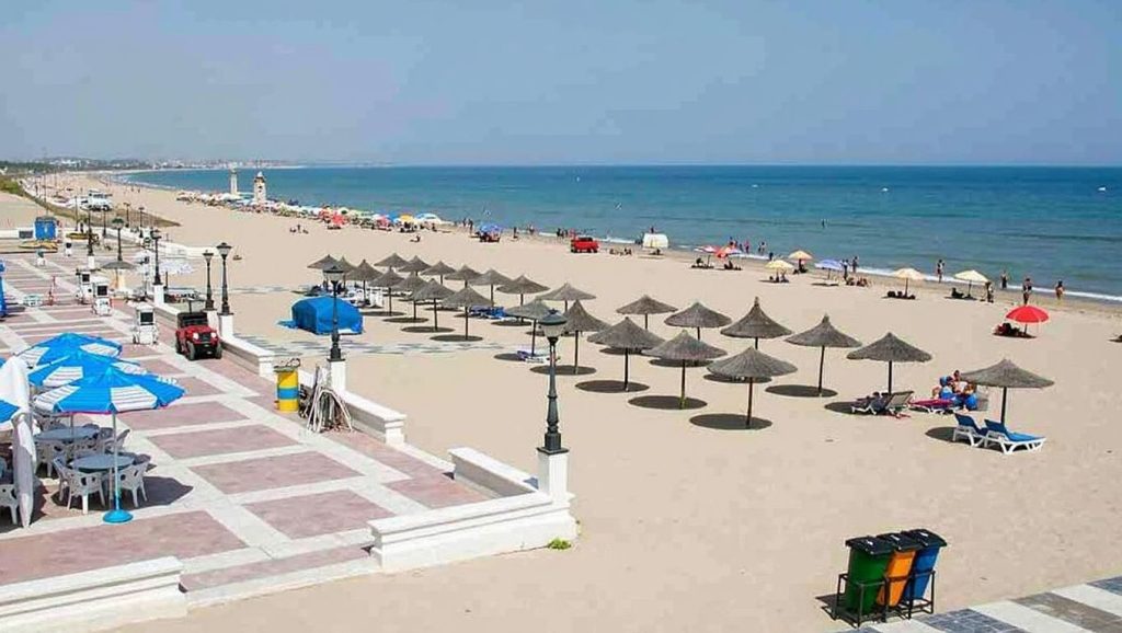 Primer plano de la orilla de Playa de la Casita Azul, Isla Cristina