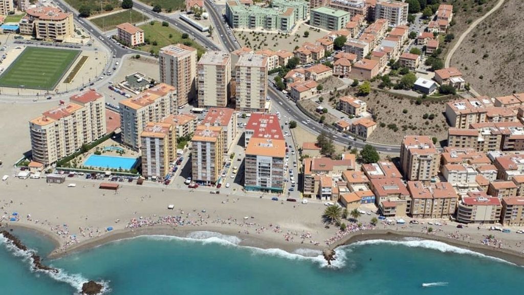 Arena y mar en Playa de la Chincheta, Torrenueva Costa, Granada