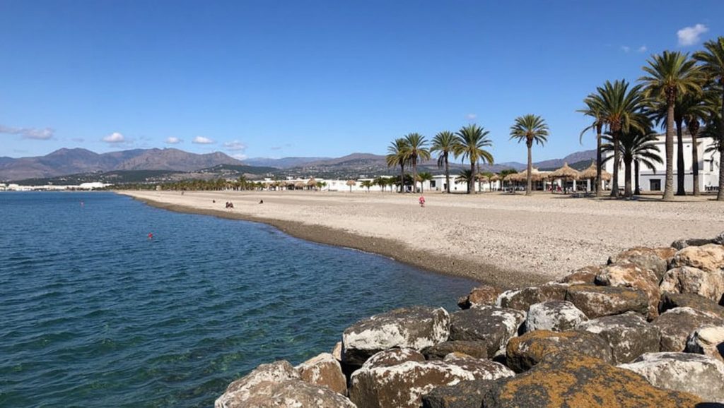 Orilla tranquila de Playa de la Chincheta, playa de Torrenueva Costa