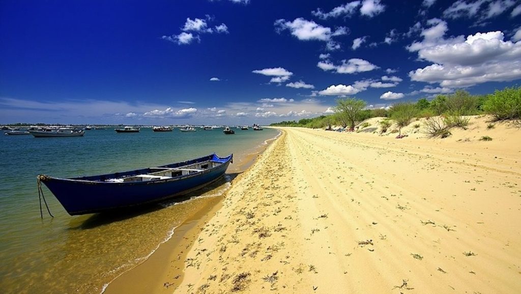 Orilla tranquila de Playa de La Estrella / Arroyo Julianejo, playa de Moguer