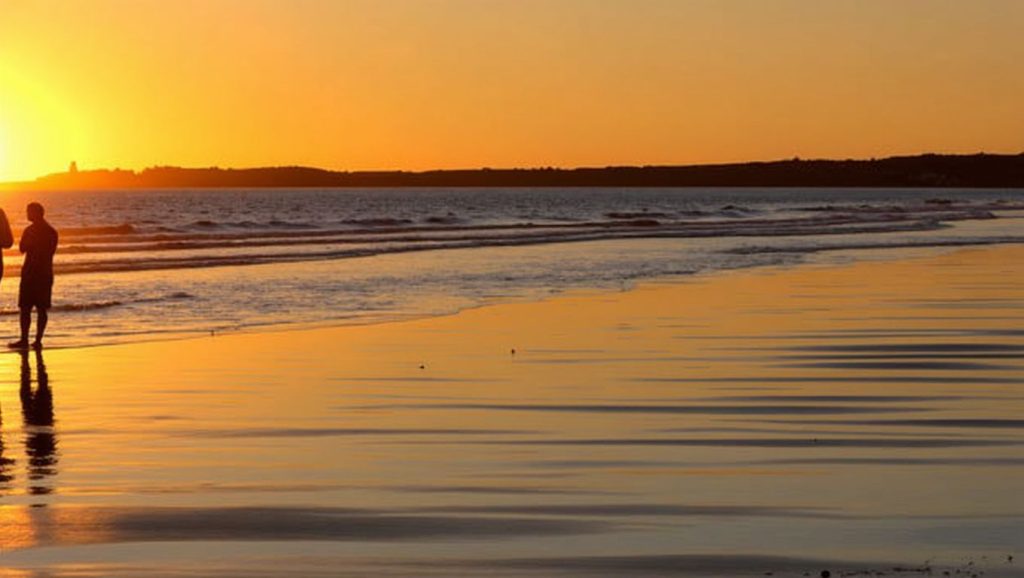Primer plano de la orilla de Playa de la Fontanilla, Moguer