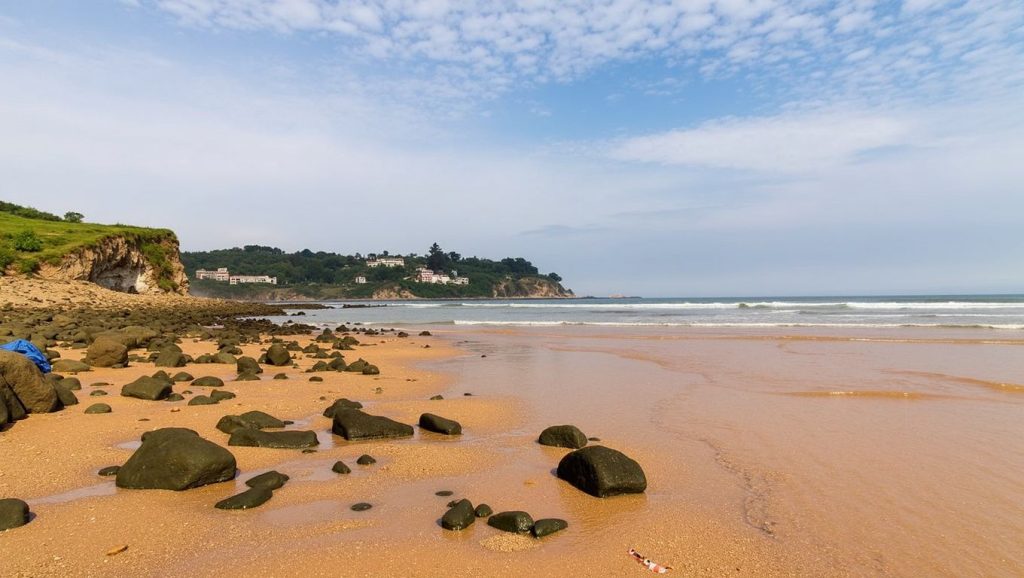 Olas y surf en Playa de La Griega, Asturias (Asturias)