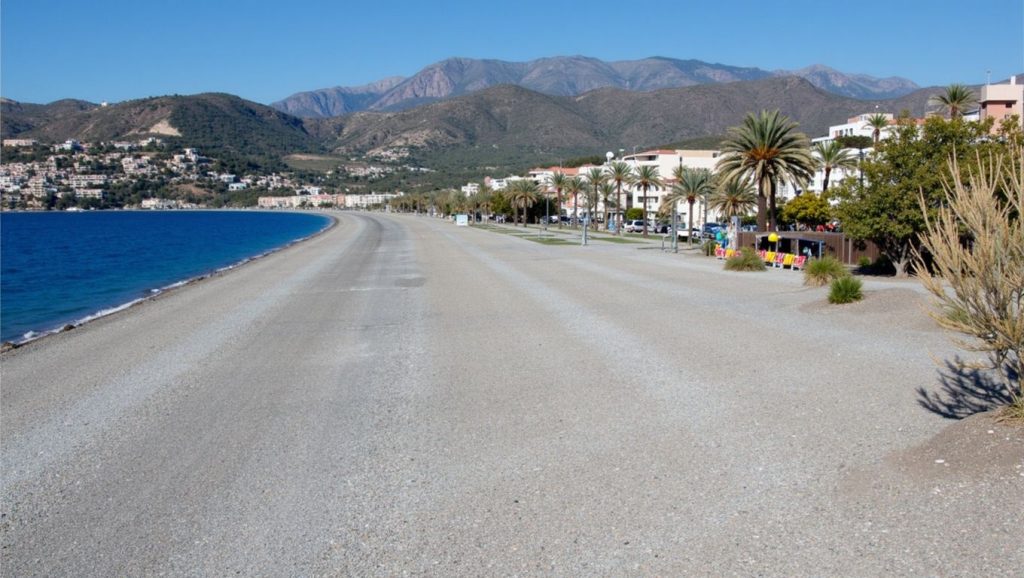 Agua y arena en Playa de La Herradura, Almuñécar
