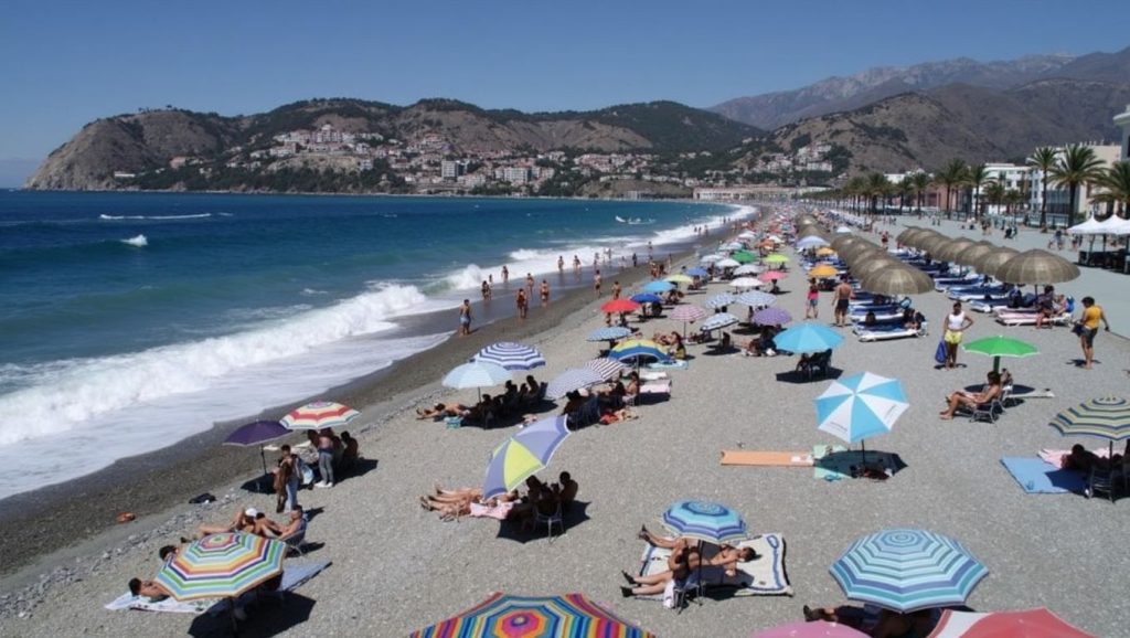 Primer plano de la orilla de Playa de La Herradura, Almuñécar