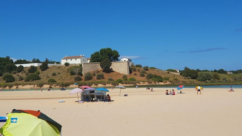Agua y arena en Playa de la Isla de las Gaviotas, Isla Cristina