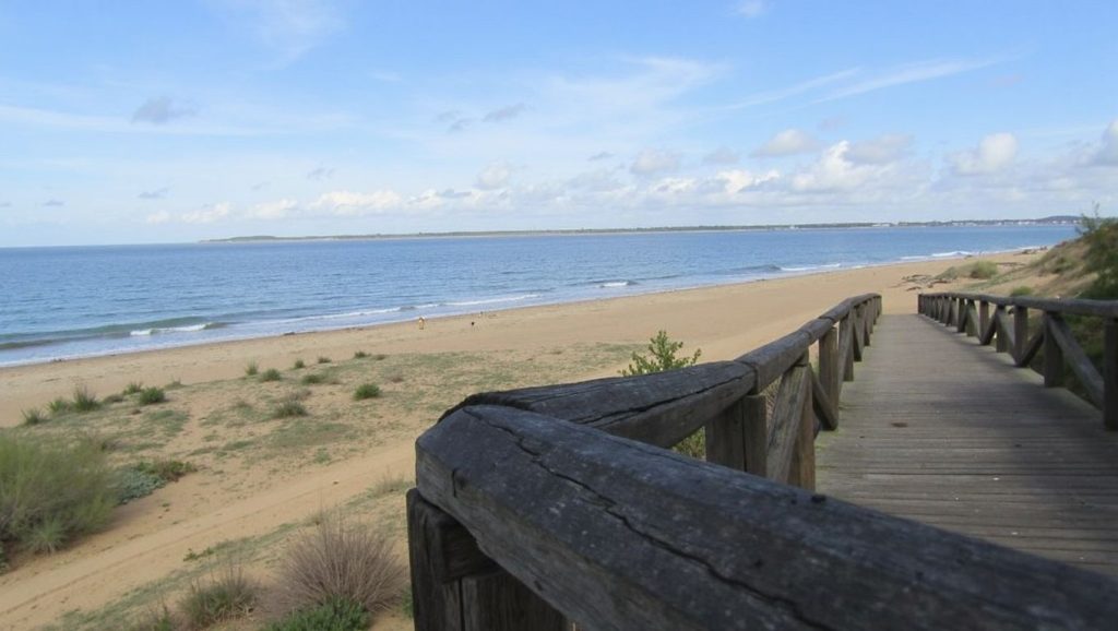 Oleaje en la orilla de Playa de la Jara, costa de Sanlúcar de Barrameda