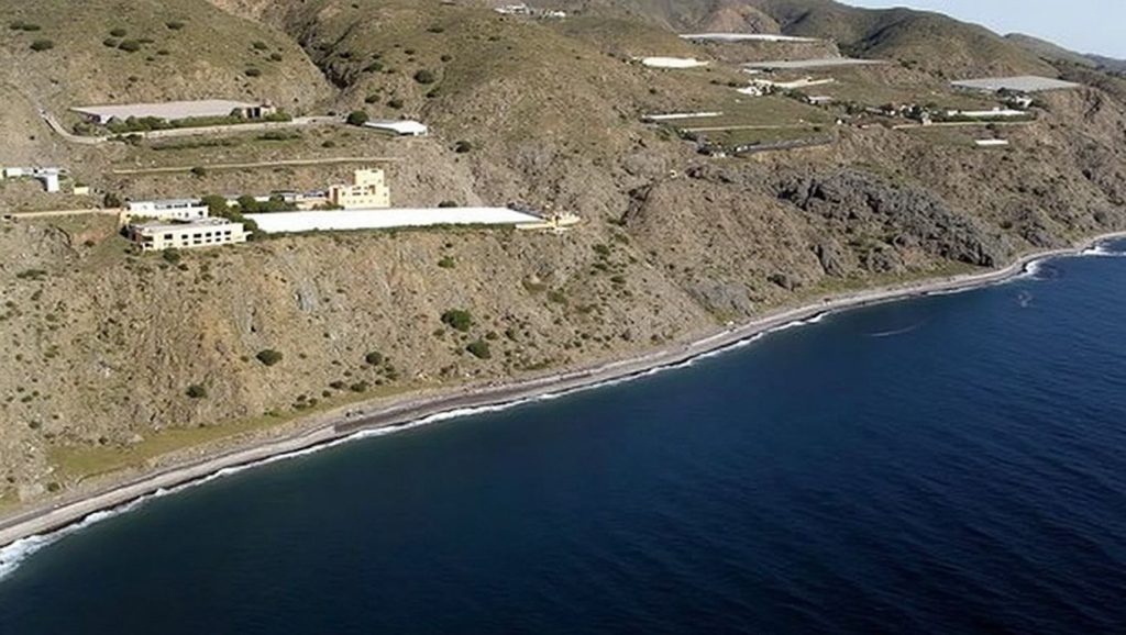 Arena y mar en Playa de La Juana, Adra, Almería