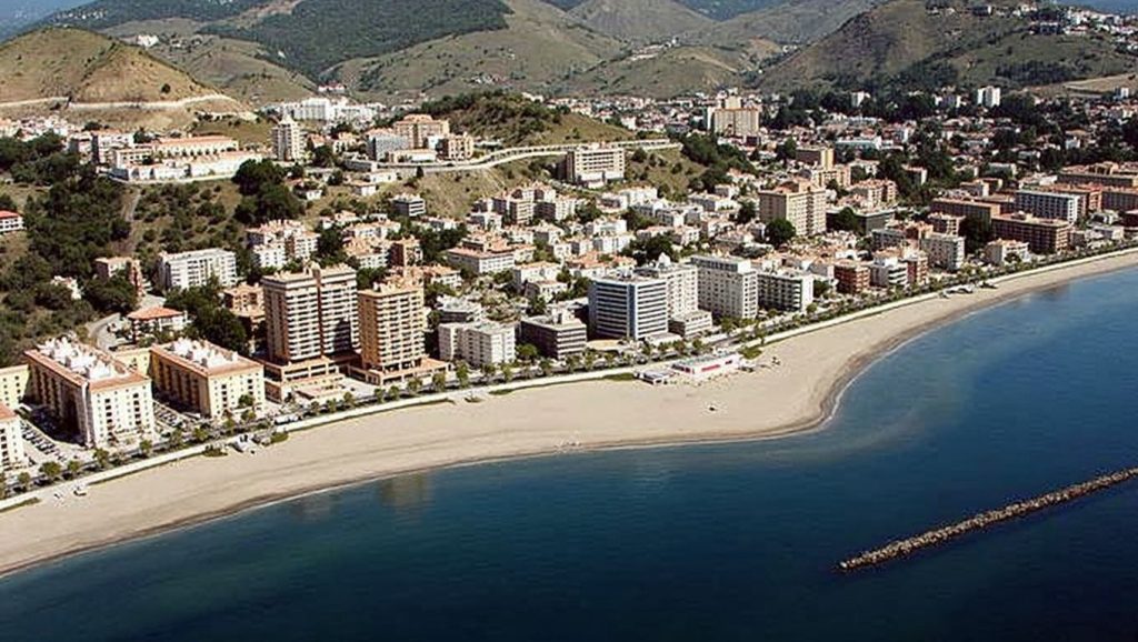 Orilla tranquila de Playa de la Malagueta, playa de Málaga