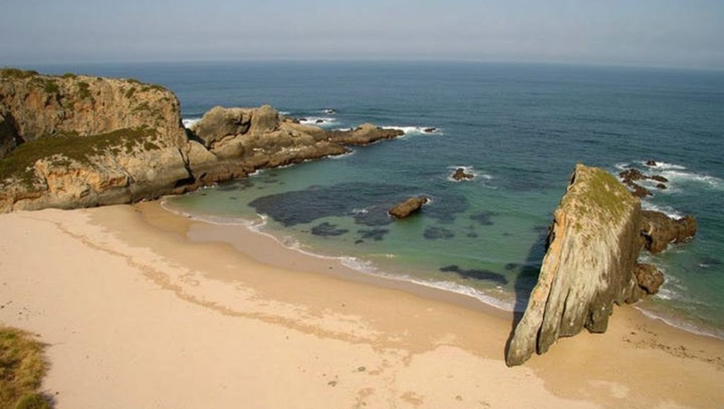 Entorno natural de Playa De La Paloma en Asturias