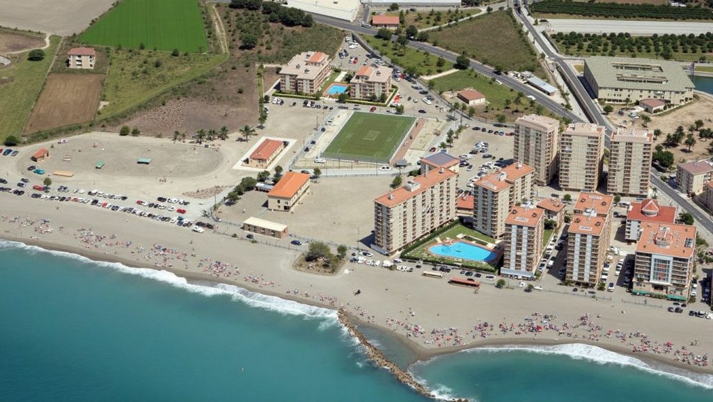 Primer plano de la orilla de Playa de la Pelá, Torrenueva Costa