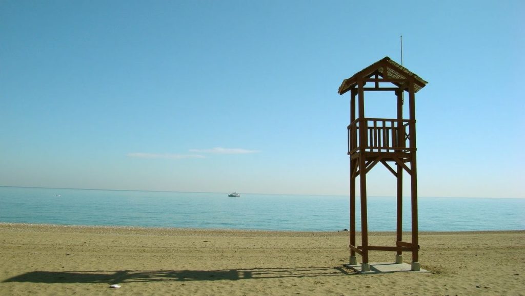 Orilla tranquila de Playa de La Playa Duquesa, playa de Manilva