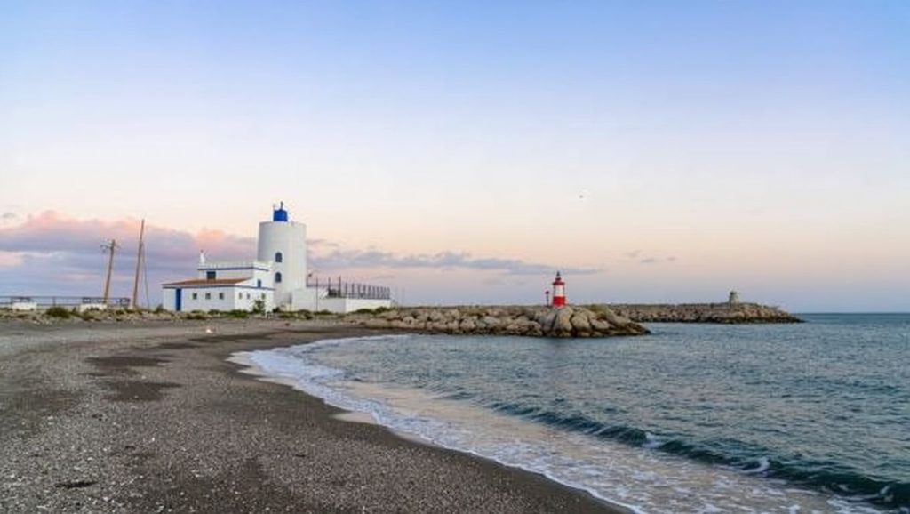 Vista amplia de Playa de La Playa Duquesa en Manilva, Málaga