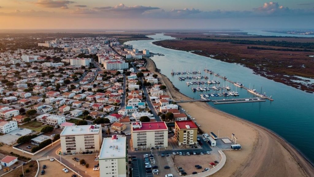 Panorámica de Playa de la Ría de Punta Umbría con cielo despejado, Punta Umbría