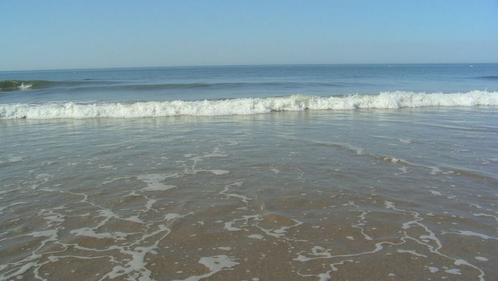Olas rompiendo en Playa de la Ría de Punta Umbría, Punta Umbría
