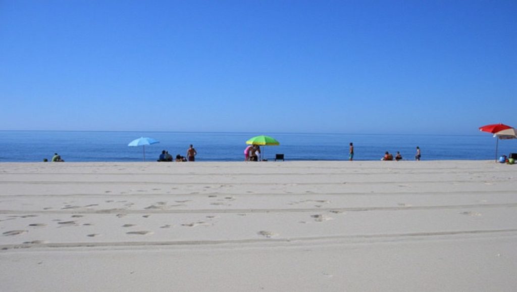 Panorámica de Playa de la Redondela / Cruce de la Redondela con cielo despejado, Isla Cristina