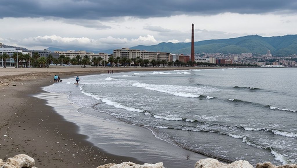 Oleaje en la orilla de Playa de La Represa, costa de Marbella