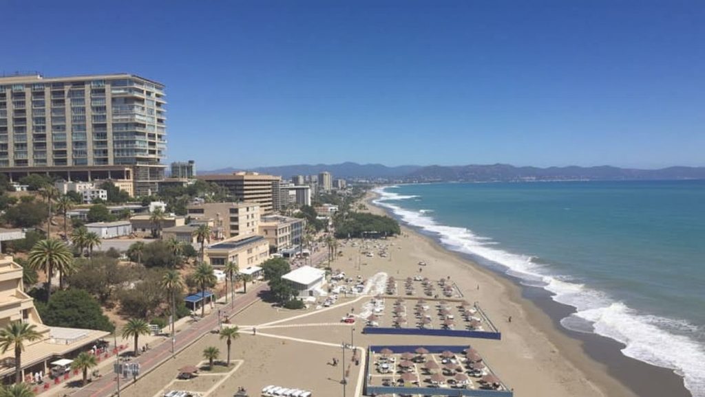 Olas rompiendo en Playa de La Represa, Marbella