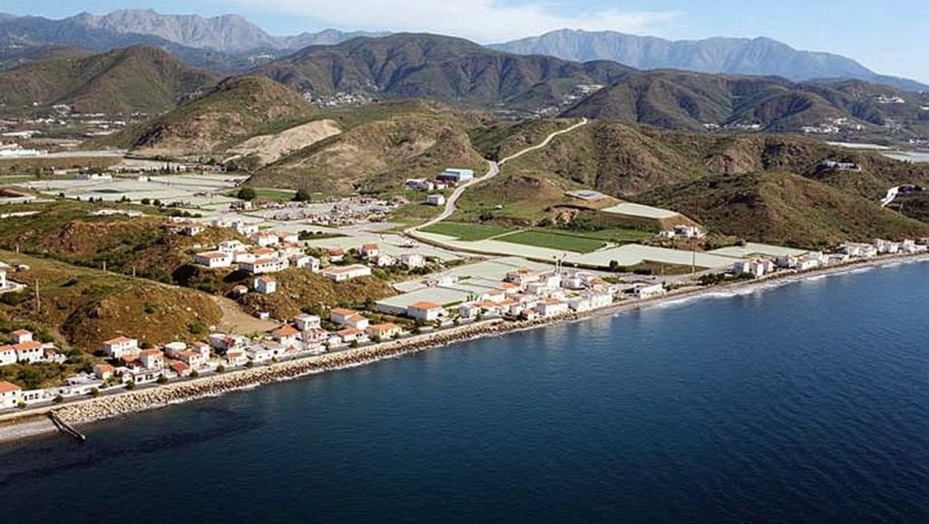 Oleaje en la orilla de Playa de Lagos de Vélez-Málaga, costa de Vélez-Málaga