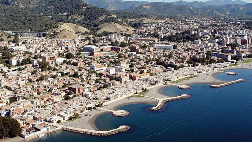 Panorámica de Playa de las Acacias con cielo despejado, Málaga