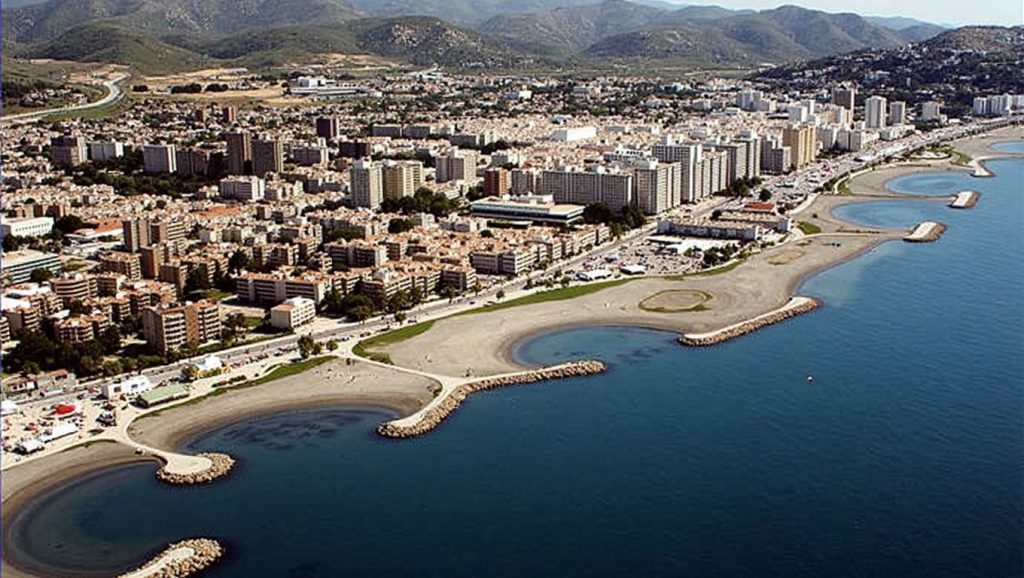 Arena y orilla en Playa de las Acacias, Málaga, Málaga